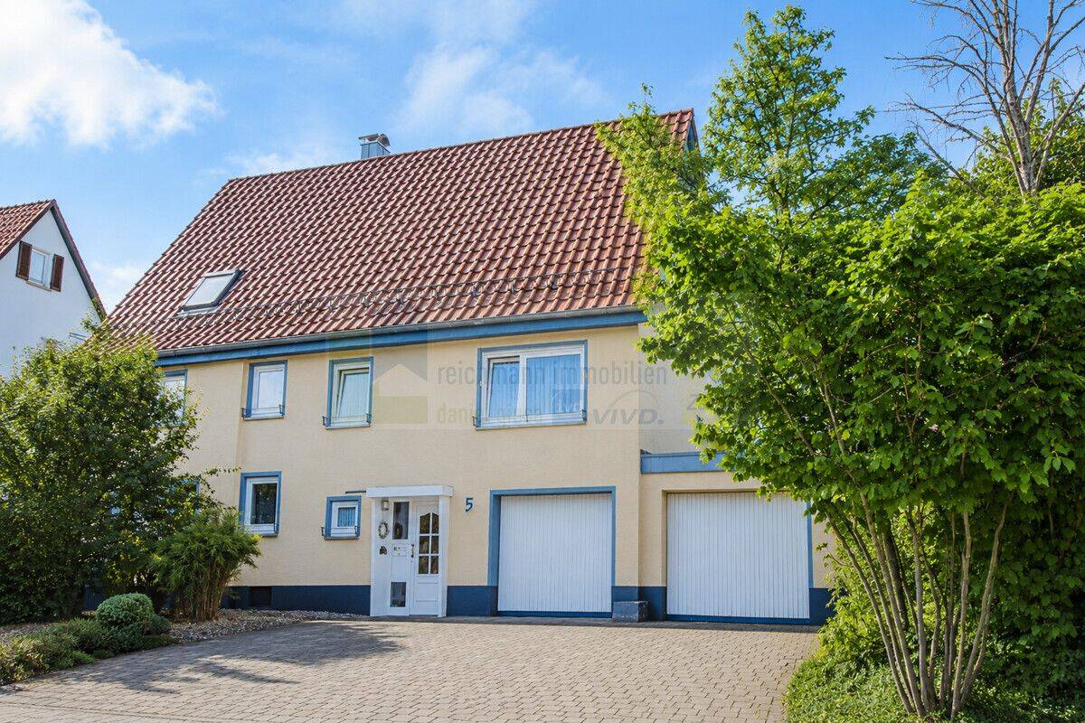 Ein charmantes Wohnhaus voller Möglichkeiten: ideal für Familien, Anleger und mehrere Generationen in Tuningen mit großem Grundstück und Garagen !, 78609 Tuningen