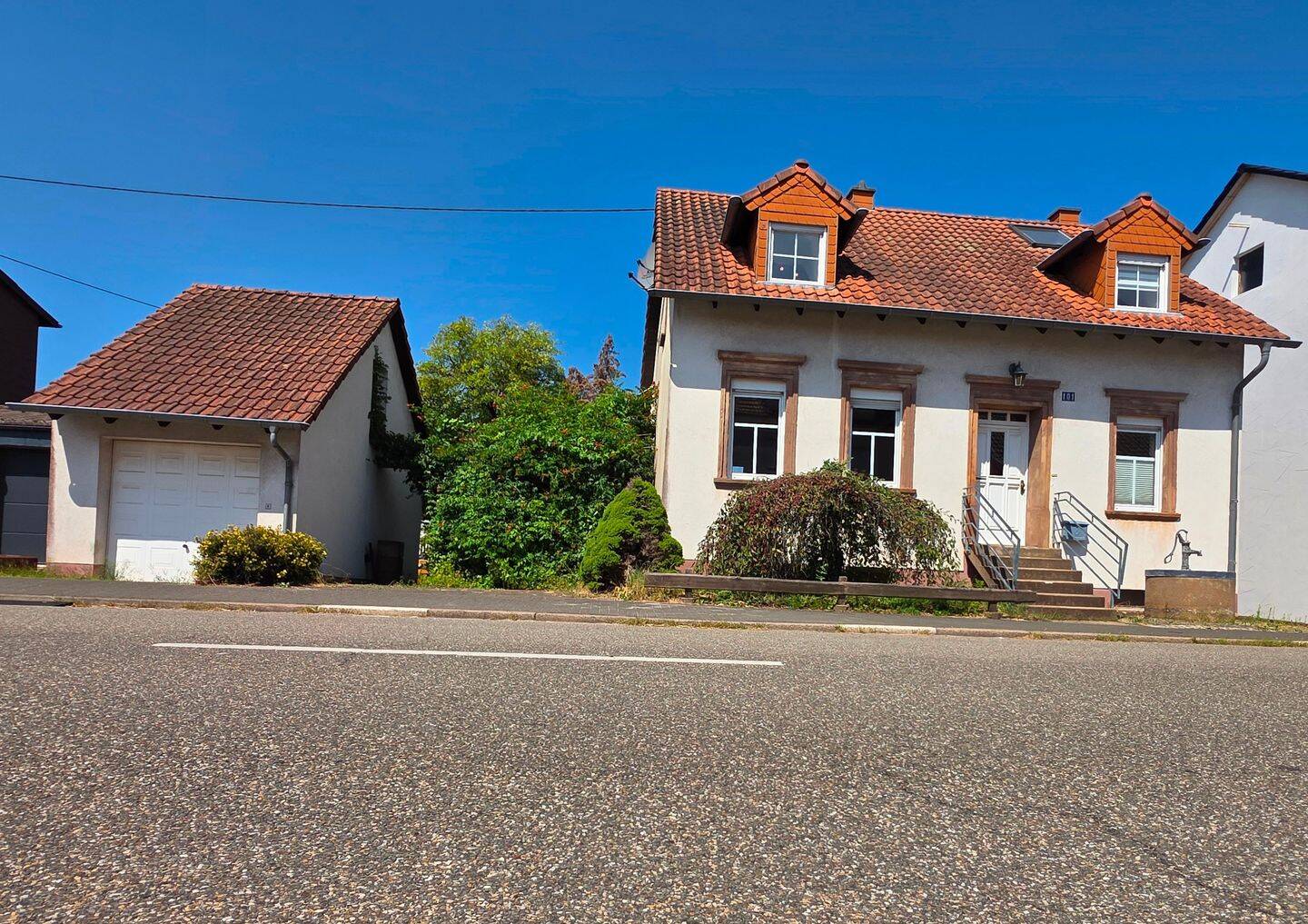 WUNDERSCHÖNES FREISTEHENDES EINFAMILIENHAUS MIT GARAGE UND EINLIEGERWOHNUNG, 66265 Heusweiler