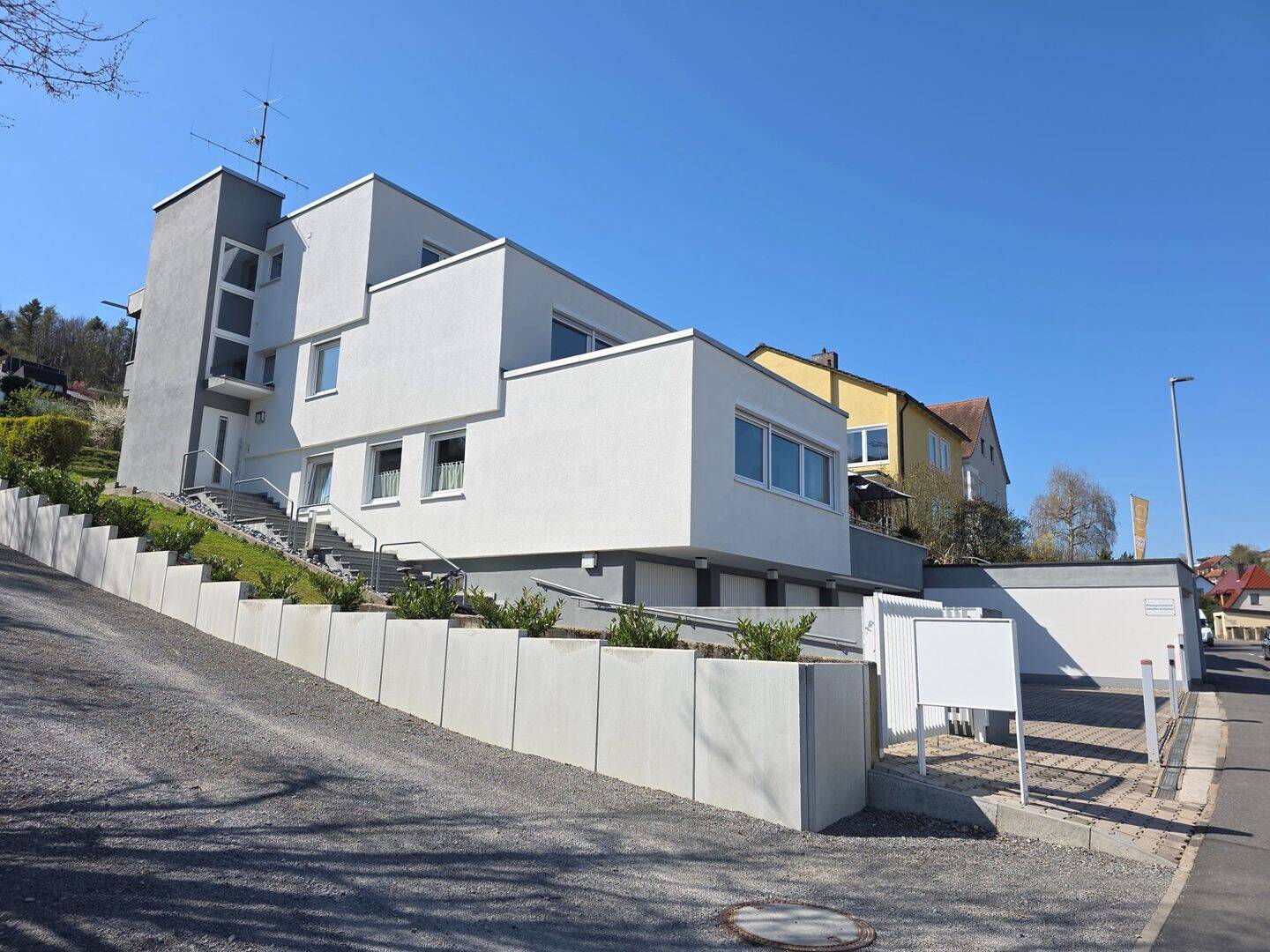 Ruhig gelegene 3-Zi-Wohnung im obersten Geschoss mit EBK, Balkon & Gartennutzung, Garage optional, 97082 Würzburg (Altstadt Heidingsfeld Steinbachtal Zellerau)
