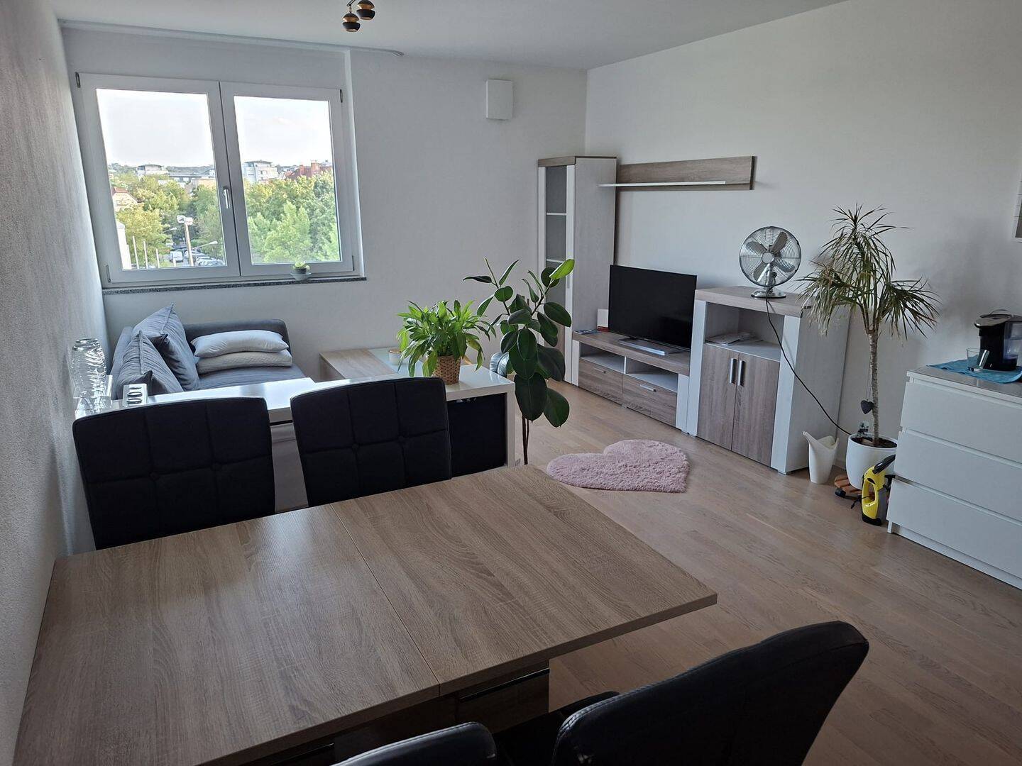 Stilvoll wohnen im Regensburger Westen – hochwertige 2-Zimmer-Wohnung mit Balkon, Einbauküche, Aufzug und Tiefgarage, 93049 Regensburg (Großprüfening-Dechbetten-Königswiesen Innenstadt Westenviertel)