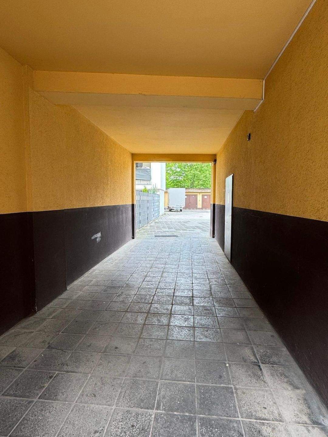 Renditestarkes Mehrfamilienhaus mit 8 Wohneinheiten, Gewerbeeinheit, 13 Stellplätzen und zusätzlichem Baugrundstück mit erheblichem Entwicklungspotenz, 90439 Nürnberg (Großreuth bei Schweinau Schweinau Sankt Leonhard Sündersbühl)