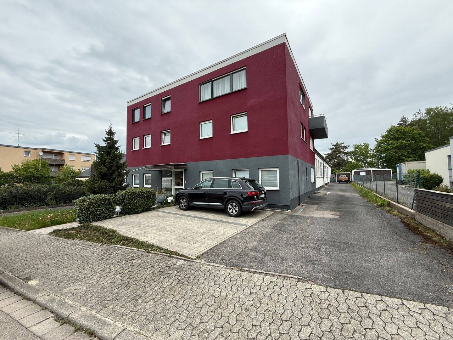 Aus Nachlass: Wohngebäude mit Gewerbehalle 2 Wohnungen + 2 Büroeinheiten / Schwarzenbruck, Robert-Bosch-Straße 15, 90592 Schwarzenbruck