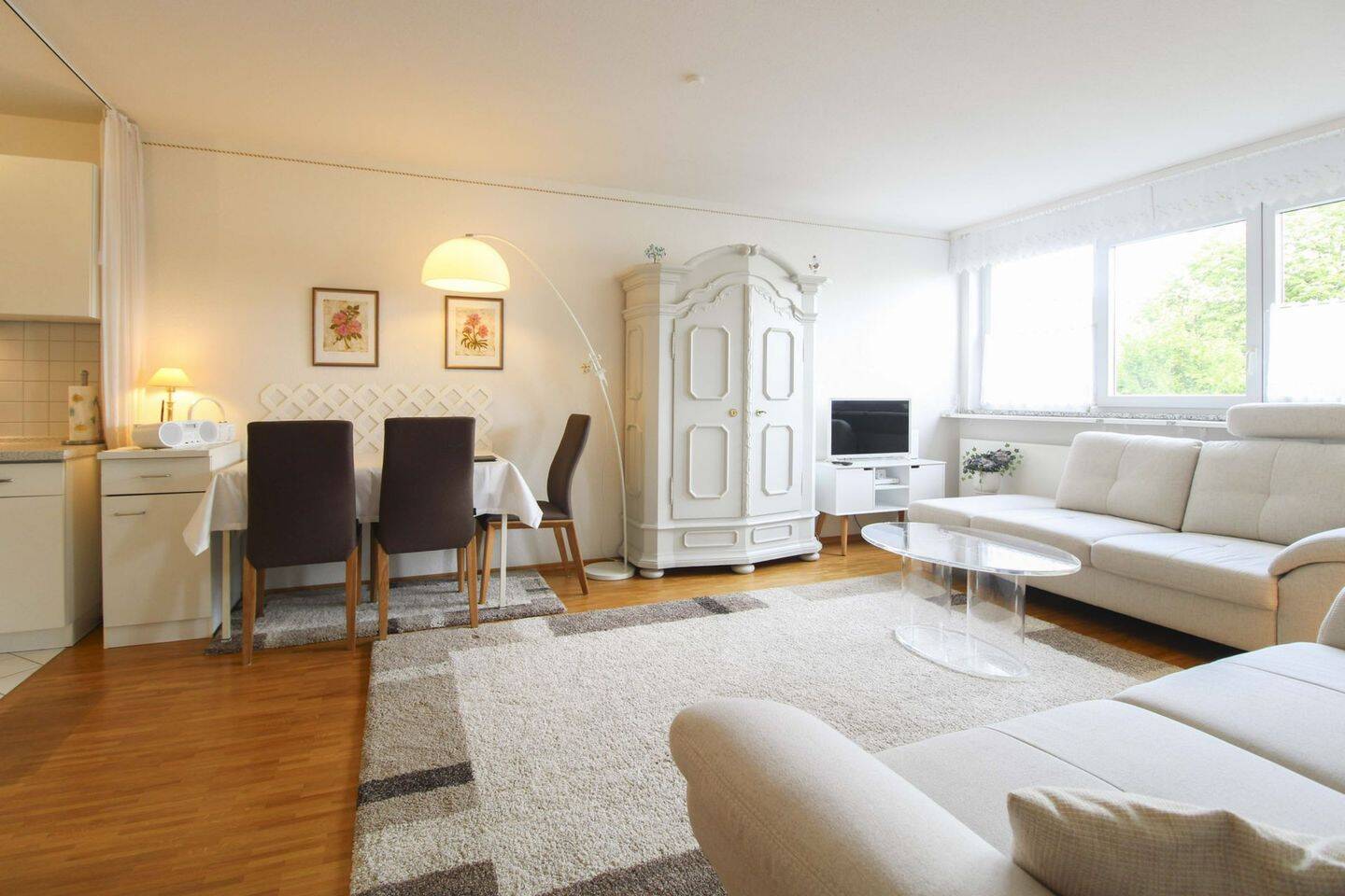 Stilvolle, voll möblierte 2-Zimmer-Wohnung mit einzigartigem Balkon & Wintergartenfunktion, 60435 Frankfurt am Main
