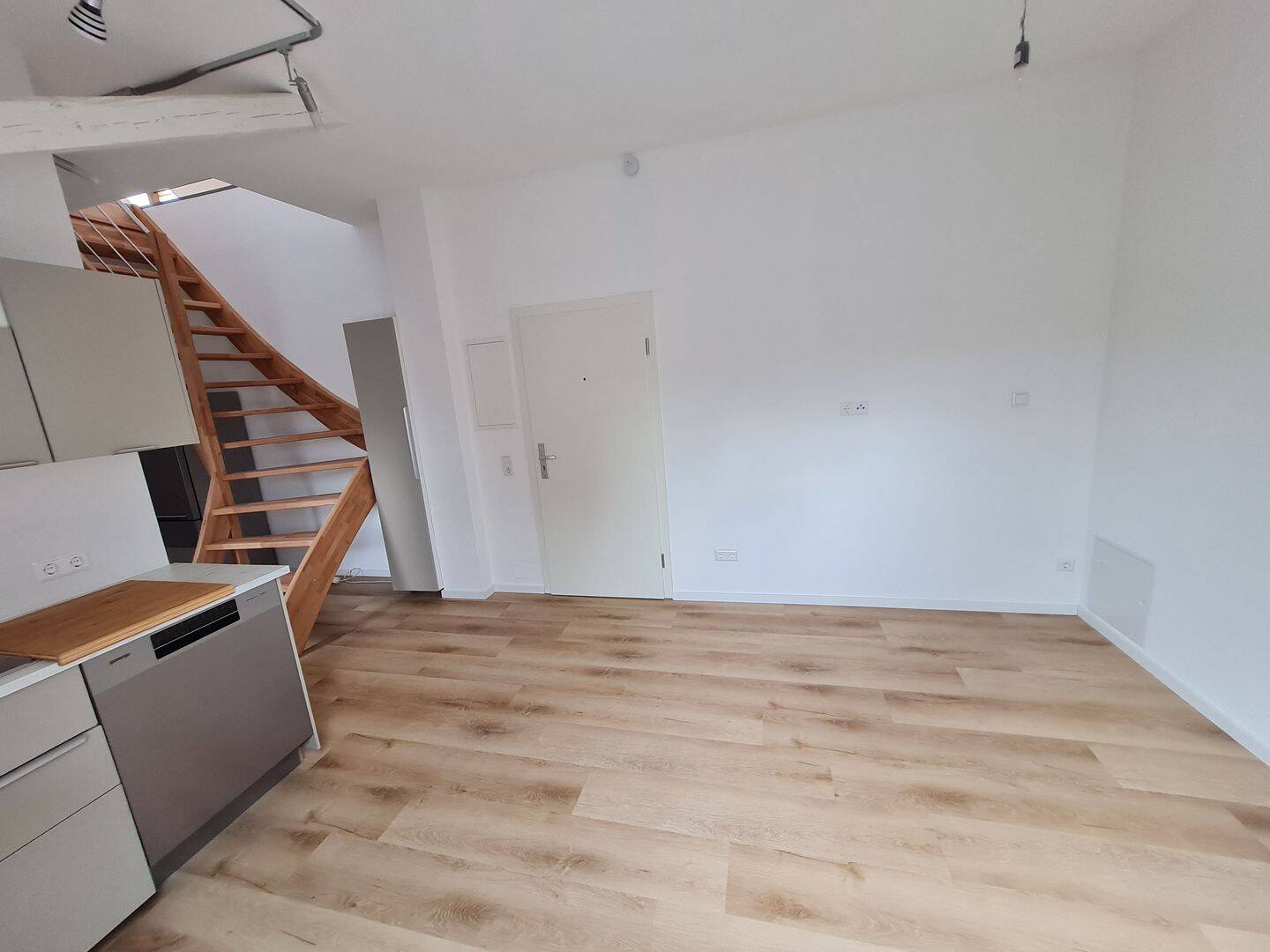 Moderne 1-Zimmer-Wohnung mit großzügigem DG-Bereich, EBK & Stellplatz, 78733 Aichhalden