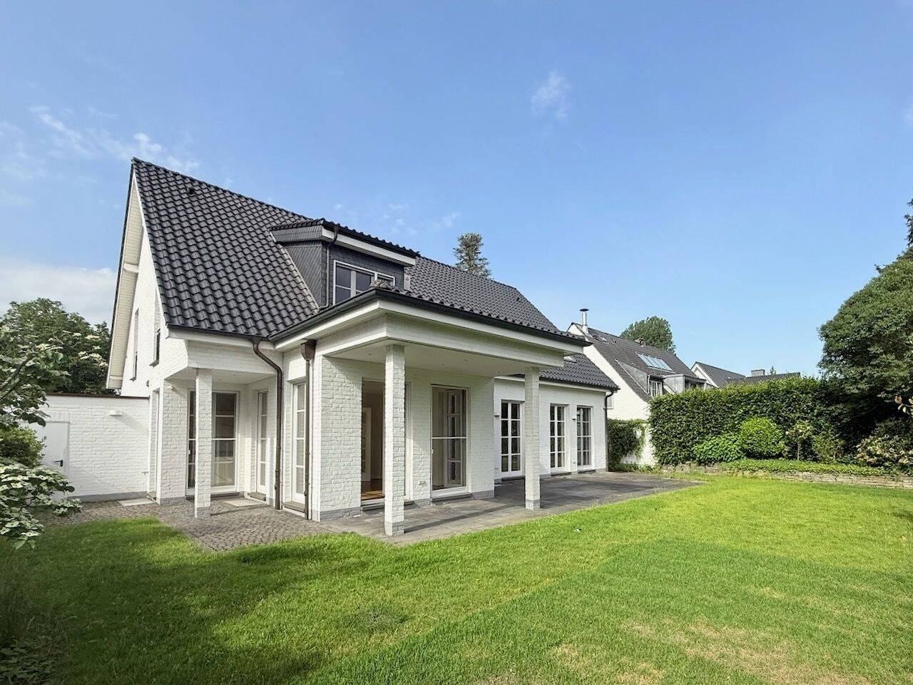 Weiße Siedlung – Großzügige und renovierte Familien-Villa mit Garten und zwei Garagen