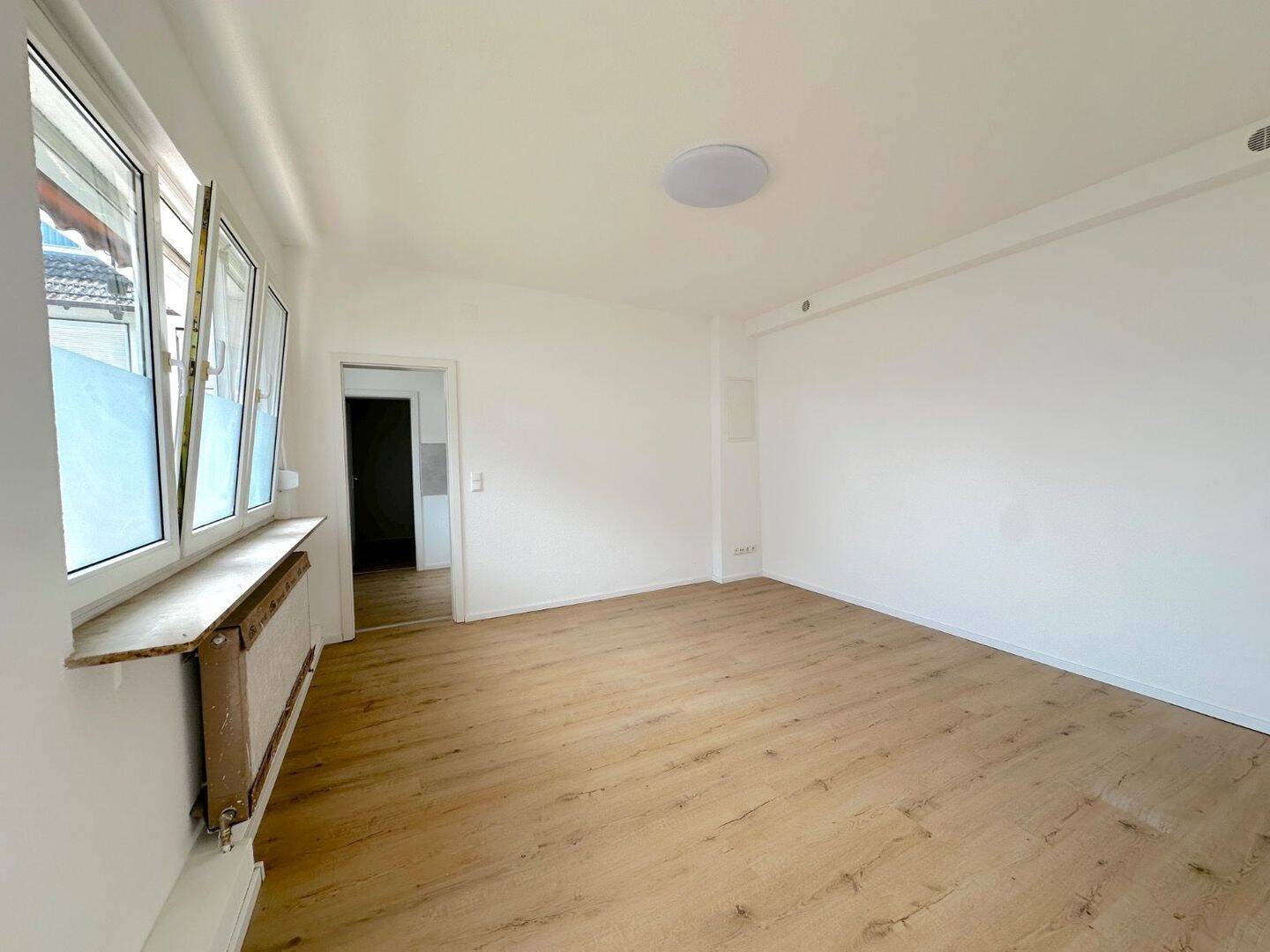 2 Zimmer Küche Bad frisch saniert mit Balkon – Frankfurt-Zeilsheim, 65931 Frankfurt am Main (Sindlingen Zeilsheim)