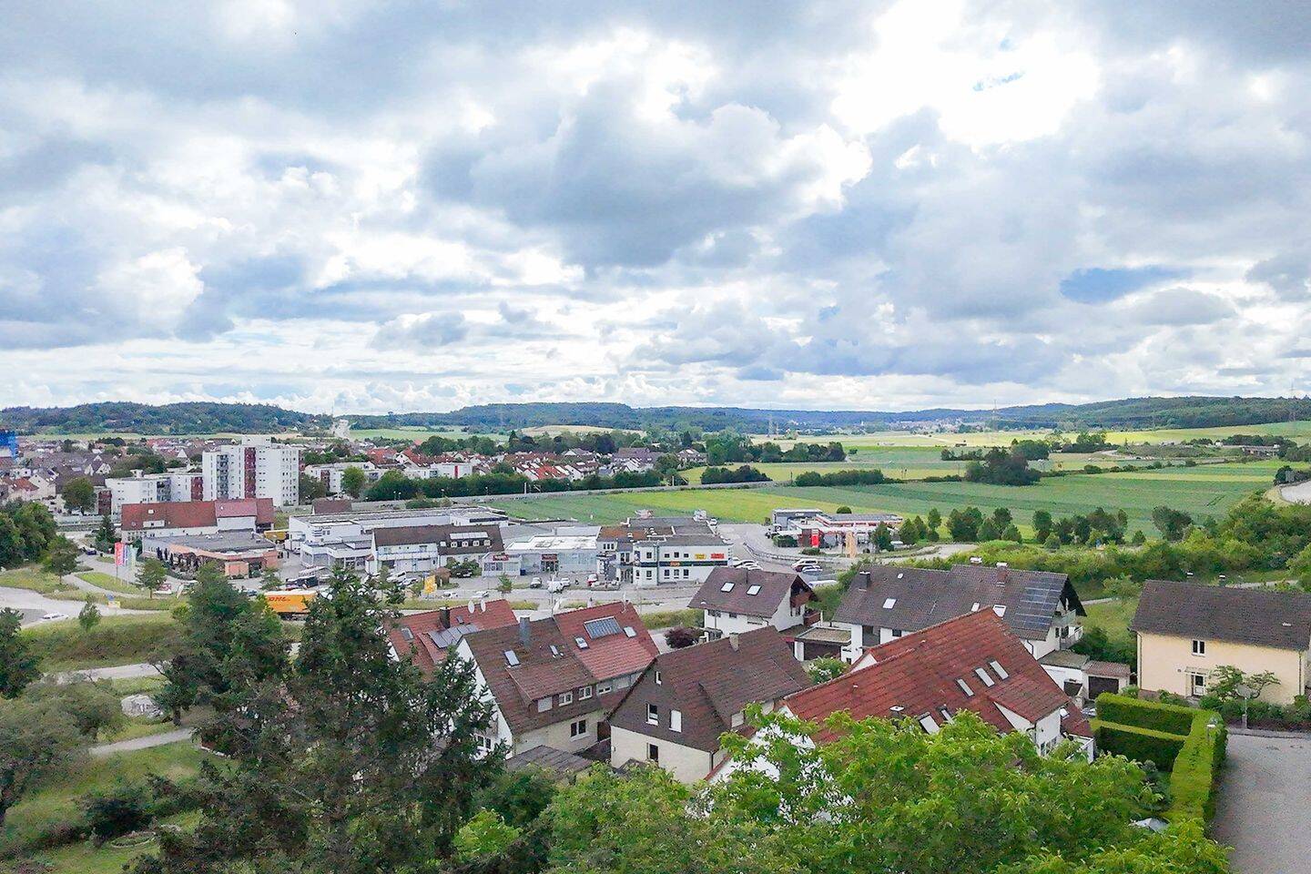 Panoramablick am Waldrand: Großzügiges 4-Zi.-Raumwunder mit Garage und Stellplatz in Renningen., 71272 Renningen