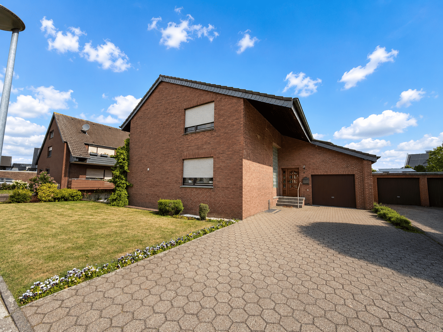 Mehr Platz. Mehr Möglichkeiten. Mehr Zuhause. Großzügiges Zweifamilienhaus in Rheinberg-Millingen, 47495 Rheinberg