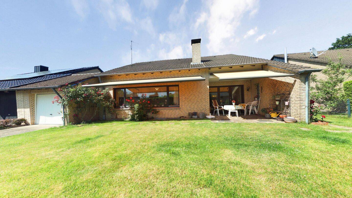 Wohnen mit Charme – Gepflegter Satteldachbungalow in ruhiger Sackgassenlage mit großzügigem Gartenparadies in Kempen, 47906 Kempen