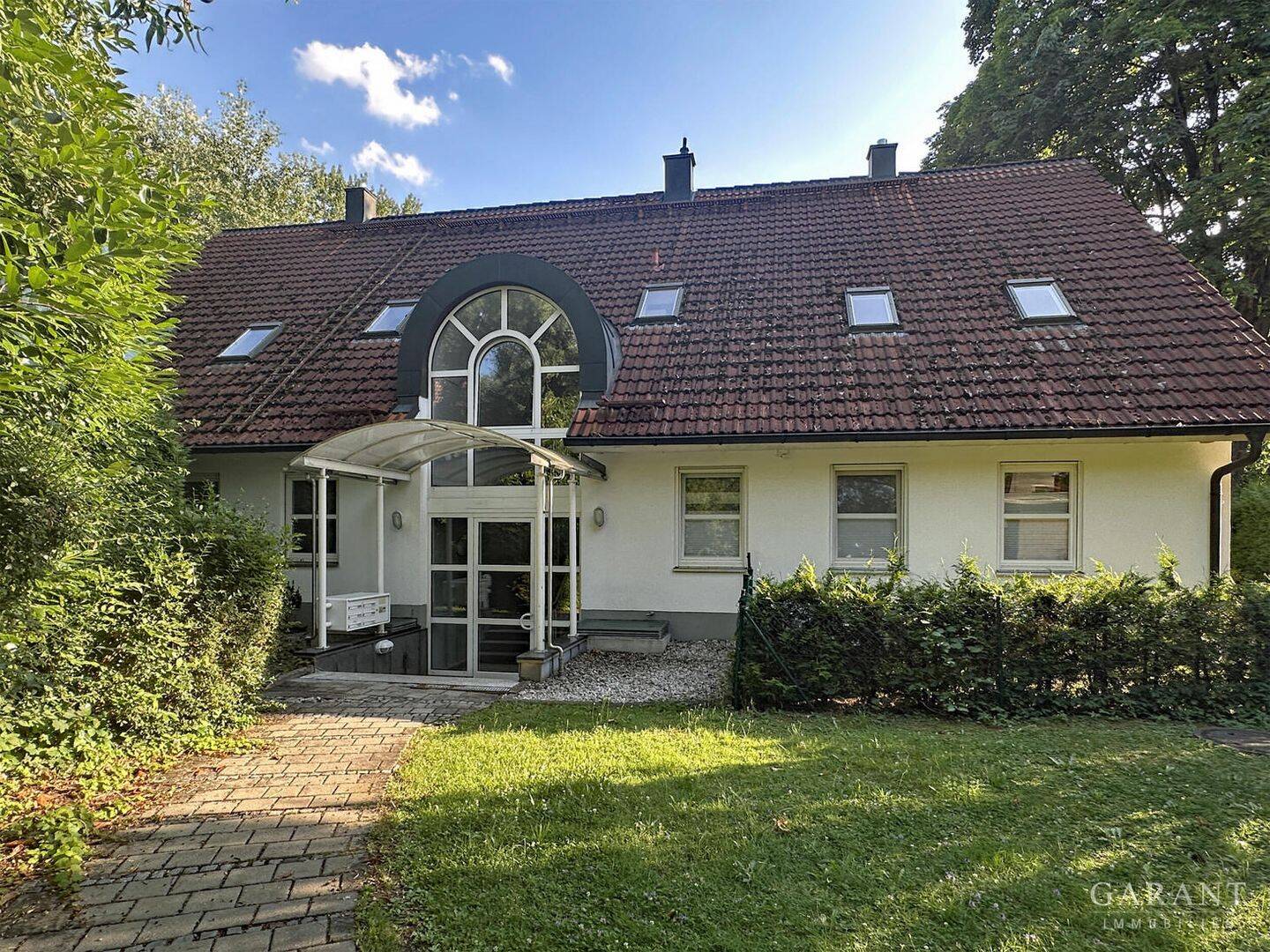 Idyllisches Wohnen: 3 Zimmer-Maisonette-Dachgeschosswohnung mit zwei Balkonen in Gröbenzell, 82194 Gröbenzell