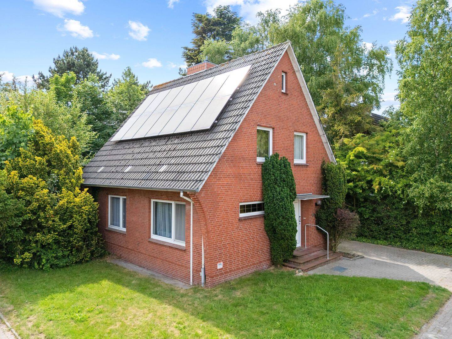 Massiv gebaut, ruhig gelegen und stadtnah – Einfamilienhaus mit Dachterrasse und PV-Anlage, 26506 Norden