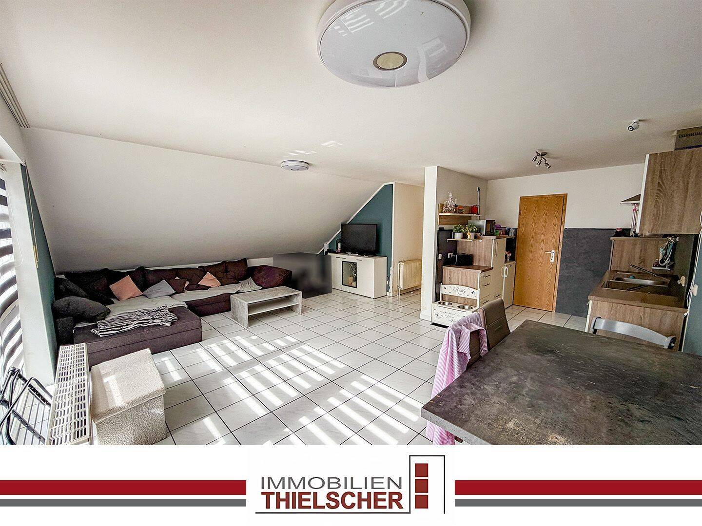 3-Zimmer-Wohnung im Dachgeschoss mit Balkon, Blick ins Grüne und Außenstellplatz zentral in Boscheln, 52531 Übach-Palenberg
