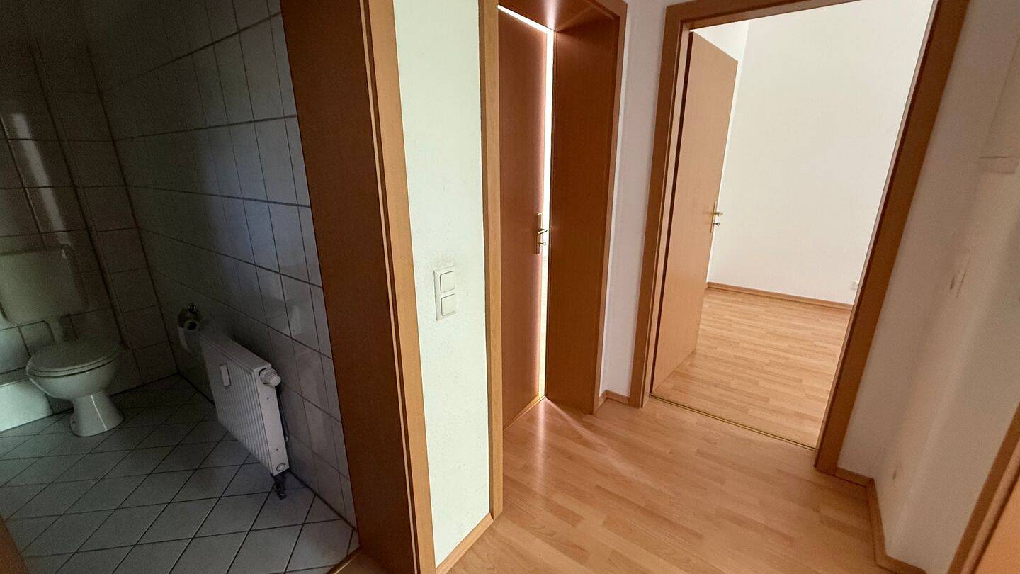 1. OG – Balkon am Arbeitszi. – Stellplatz mgl. – Wanne !