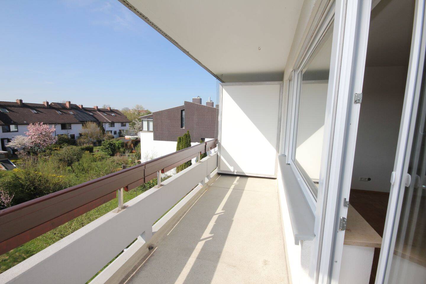 Wunderschöne 2,5-Zi.-Wohnung mit Südbalkon, TG, 350 m zur S-Bahnstation !, 82110 Germering