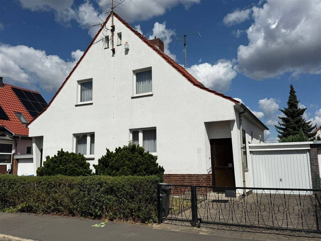 Einfamilienhaus mit großem Garten und zwei Garagen in zentrumsnaher Lage von Göttingen, 37081 Göttingen