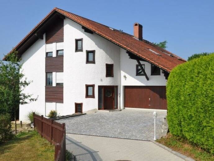 Sonnenverwöhnte 4-Zimmer-Obergeschoßwohnung in gepflegter Landhausvilla mit Balkon und unverbaubarem Fernblick, 94034 Passau (Altstadt Grubweg Hacklberg Hals)