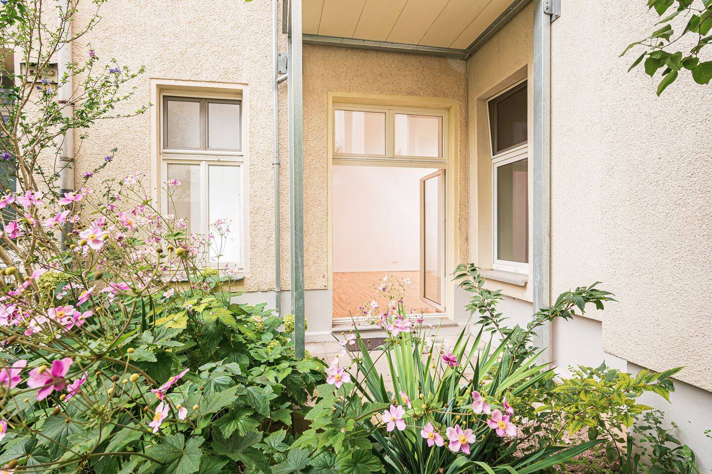 Eine Oase im Prenzlauer Berg – frei 2-Zimmer-Altbauwohnung mit Terrasse, 10435 Berlin (Mitte Prenzlauer Berg)