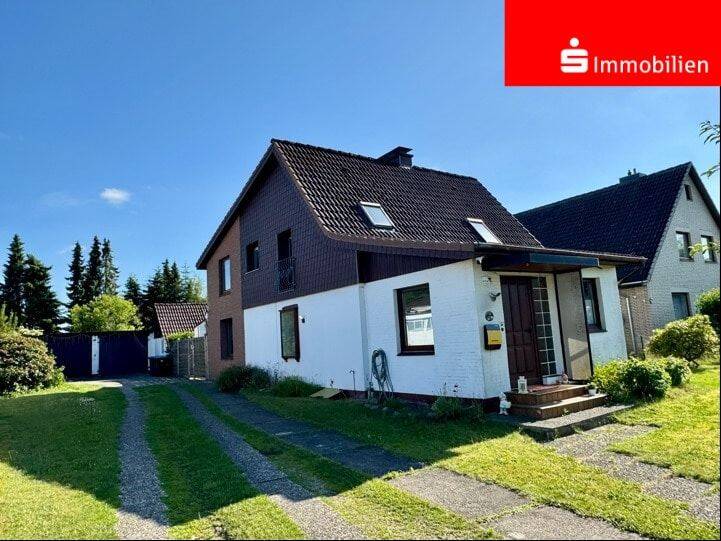 Großzügiges Haus mit Garagen und tollem Grundstück an einer Grünfläche, 24616 Brokstedt