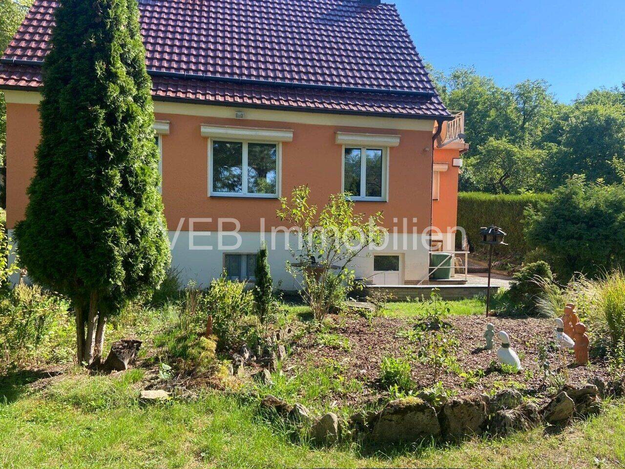 Tolles Einfamilienhaus mit großem Grundstück, Doppelgarage & traumhafte Lage im Grünen.