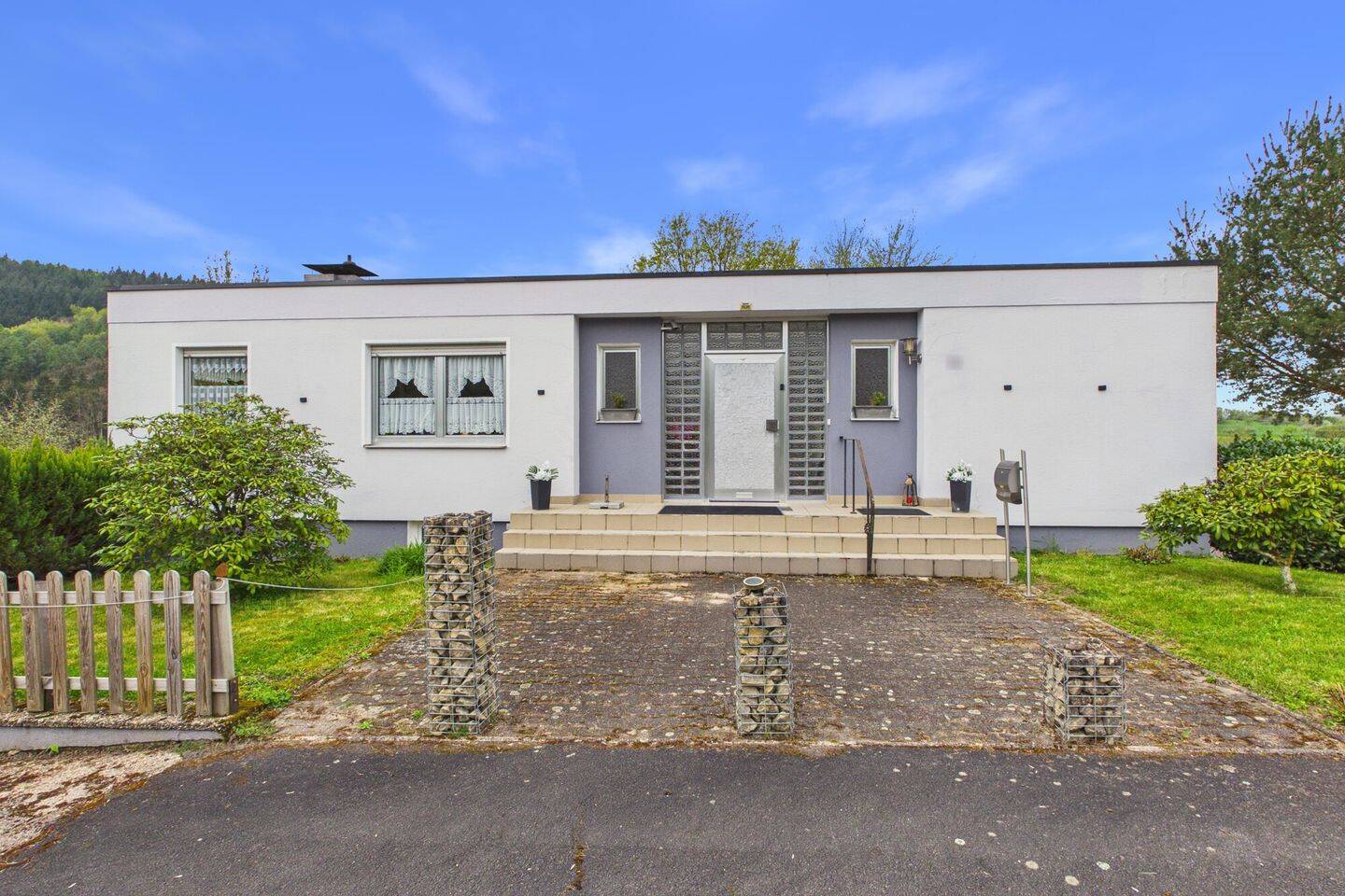 Privat ist privat – mit Blick auf die Hopfengärten im Bornweg 16 von Holsthum, 54668 Holsthum