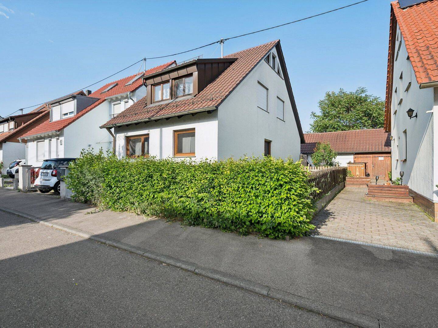Modernisiertes Einfamilienhaus mit großzügigem Garten und zwei Garagenstellplätzen, 70378 Stuttgart