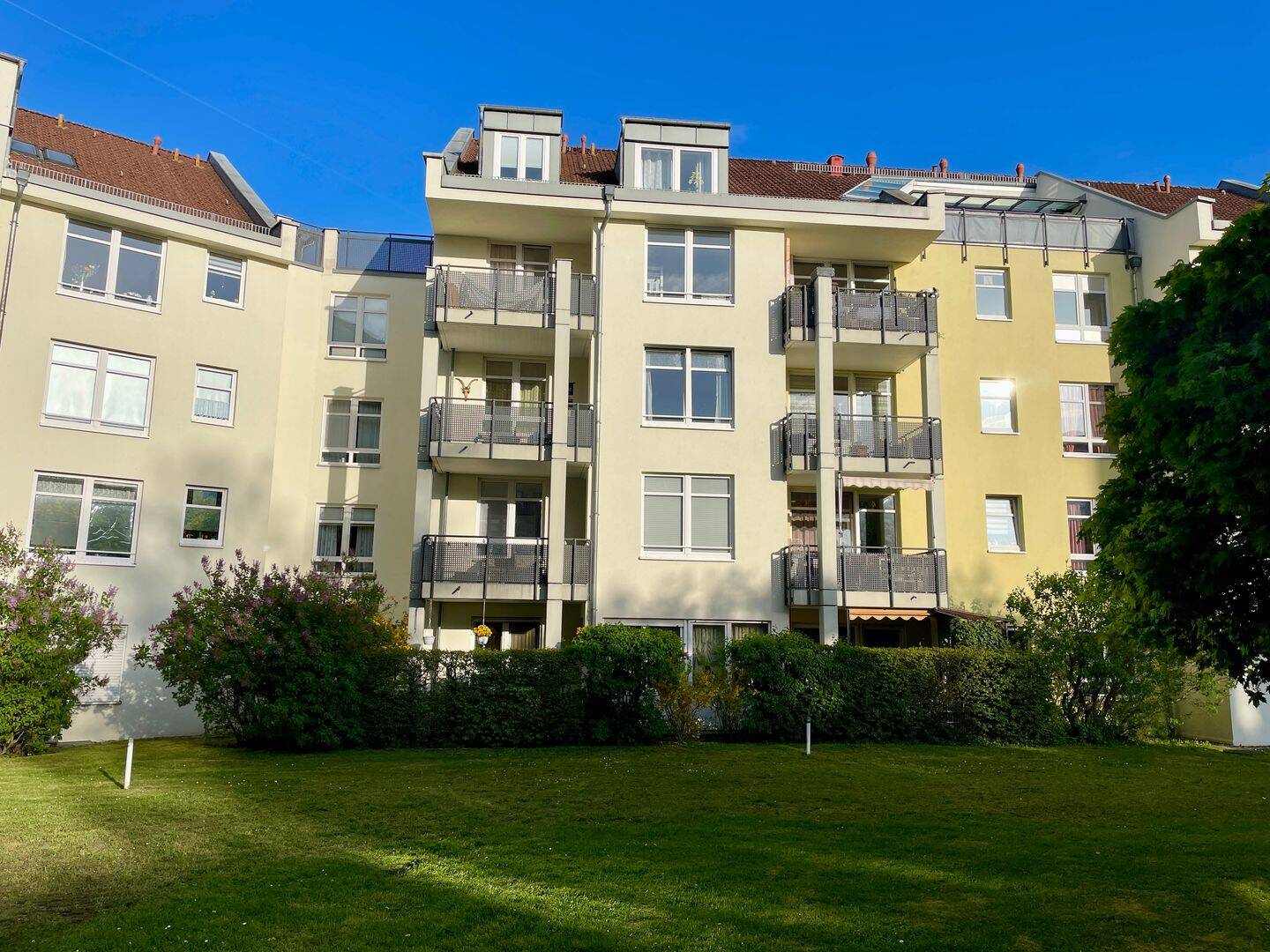 Modernisierte & möblierte 2-Zimmer-Wohnung mit Balkon & Aufzug (TG-Stellplatz vorhanden), 10315 Berlin (Lichtenberg Hohenschönhausen Friedrichsfelde Kleingartenanlage Bielefeld Kleingartenanlage Mühlenberg)