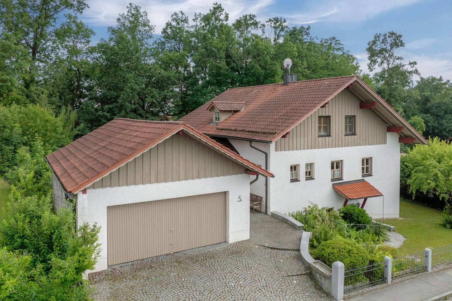 Großzügiges Familienhaus mit Einliegerwohnung, Südgarten und Doppelgarage, 94152 Neuhaus a. Inn