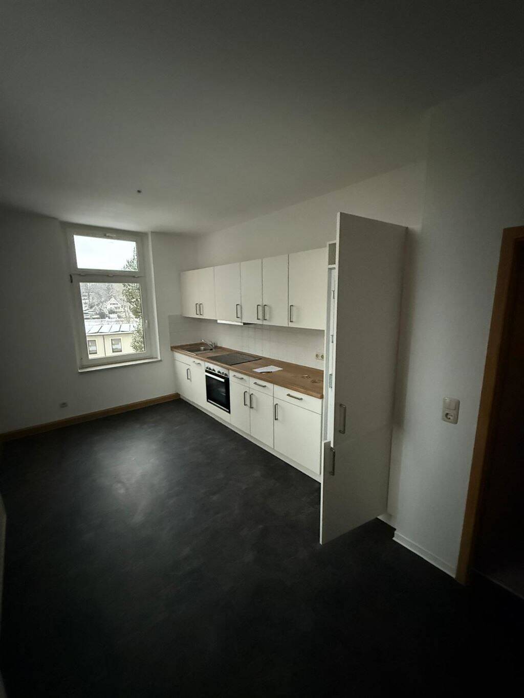 Großzügige 3-Zimmer mit Garage, Laminat, EBK und Wannenbad in guter Lage