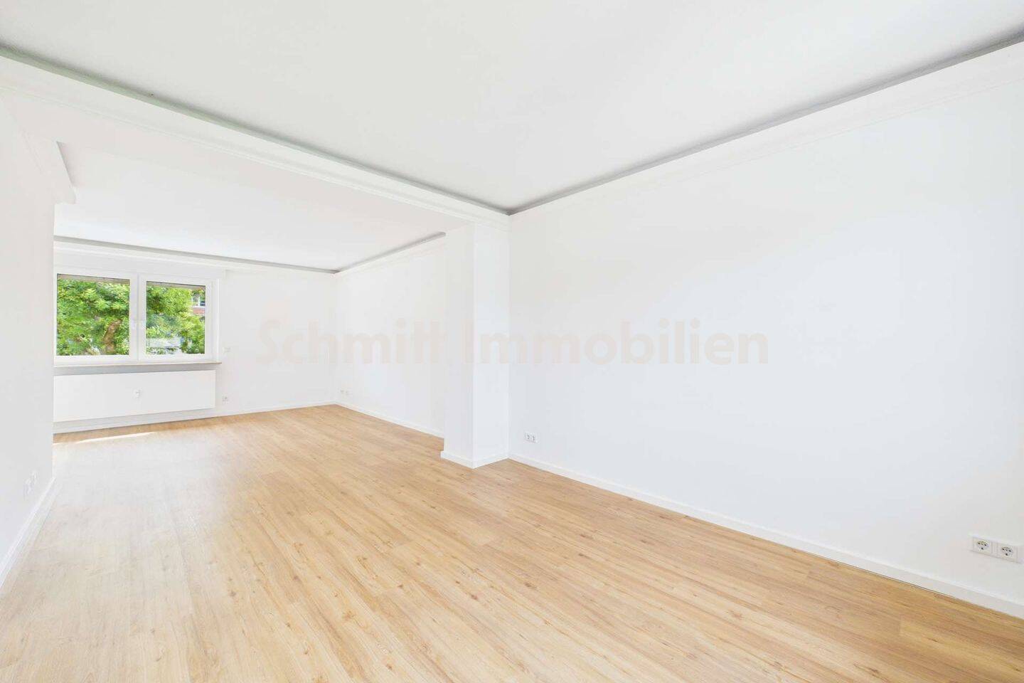 Charmante Altbauwohnung mit Terrasse & Balkon in gehobener Wohnlage, 60529 Frankfurt am Main (Schwanheim)