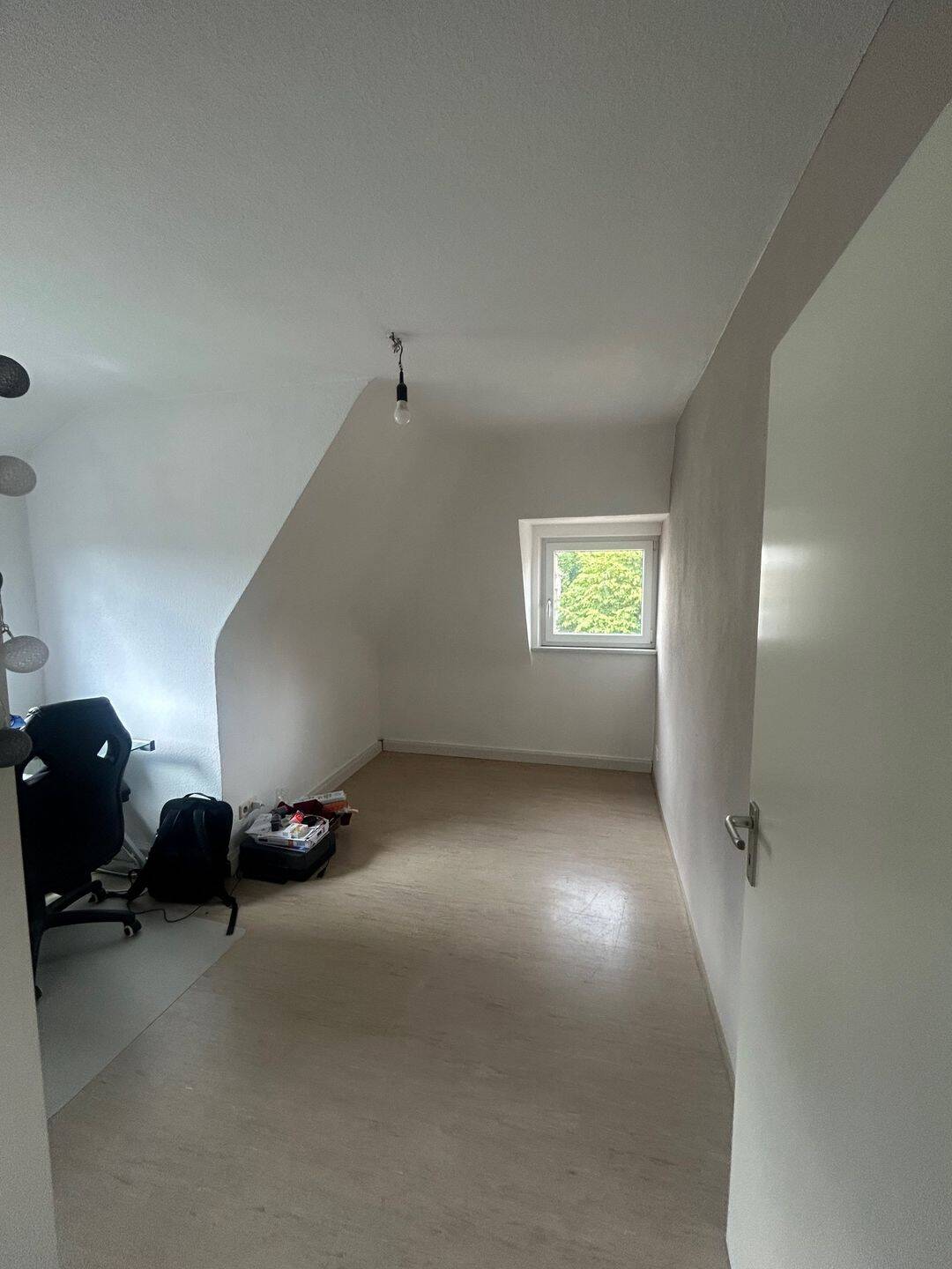 Gut-gelegenes WG Zimmer in großer 2er WG. Frei ab November, 70469 Stuttgart (Feuerbach Zuffenhausen)