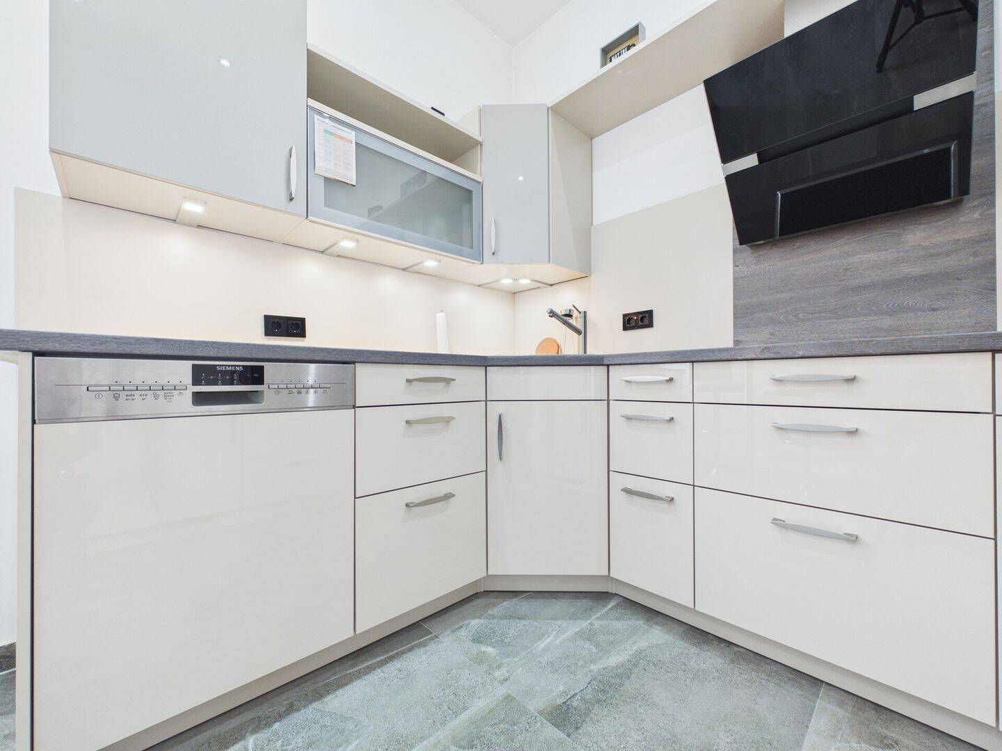 Hochwertige 2-Zimmer-Wohnung mit Balkon, moderner Einbauküche und Stellplatz in Hanau, 63450 Hanau