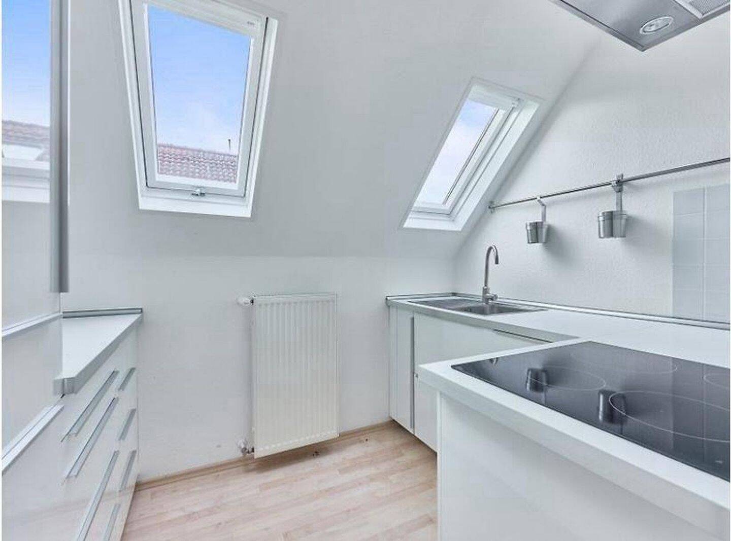 Helle 2-Zimmer-DG mit Küche, neue Fenster, Stellplatz + Wärmepumpe, 64390 Erzhausen