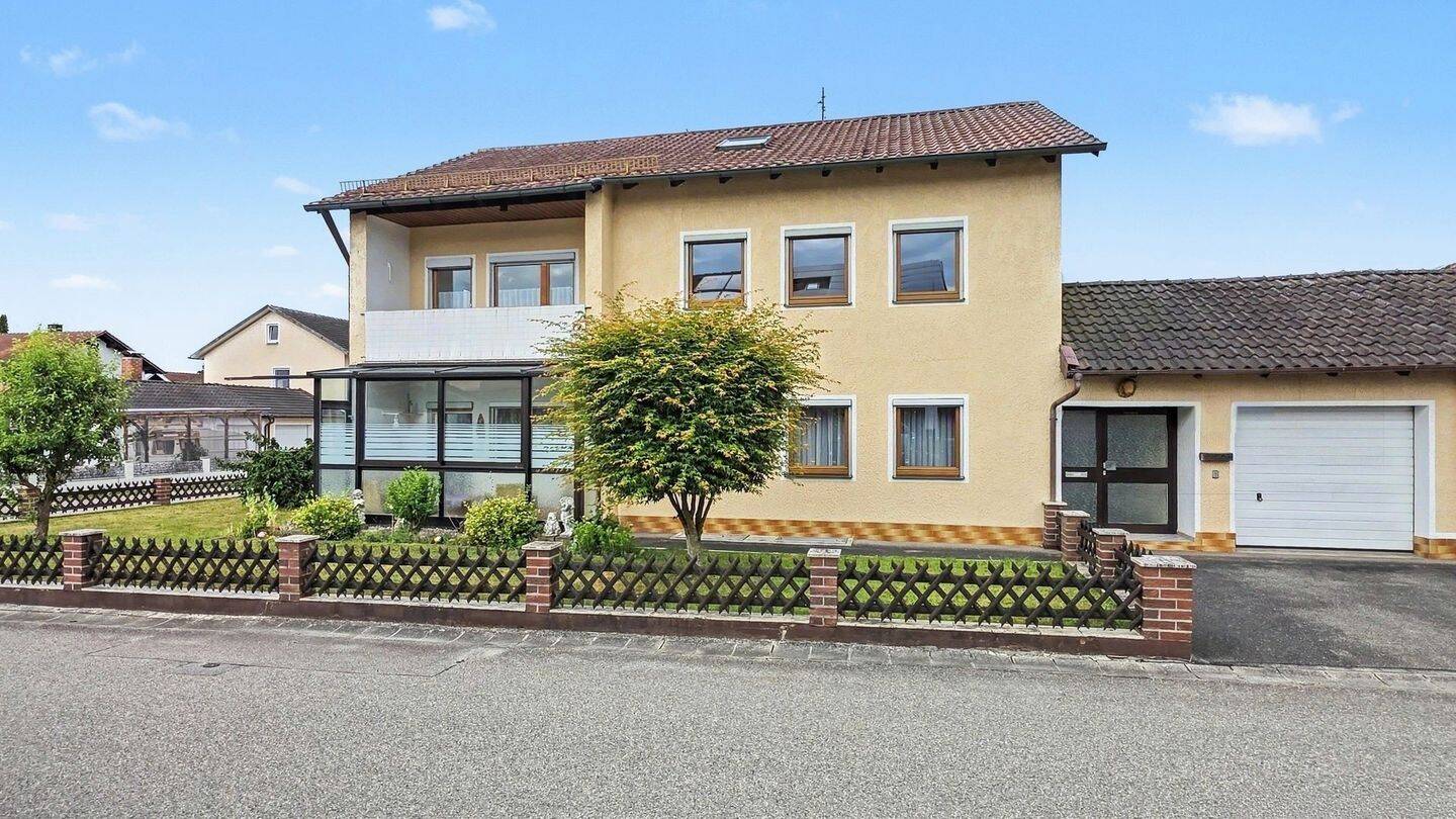 Viel Platz für die Liebsten: Großzügiges Zweifamilienhaus mit Potenzial in Kirchdorf am Inn, 84375 Kirchdorf a. Inn