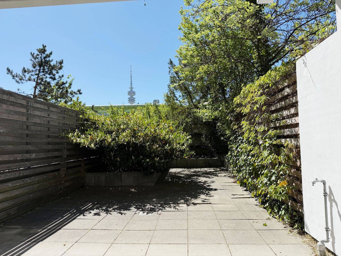 Großzügiges 1-Zimmer-Appartement mit großer Südterrasse und Gartenanteil in München-Olympiadorf, 80809 München (Milbertshofen-Am Hart Neuhausen-Nymphenburg Schwabing-West)