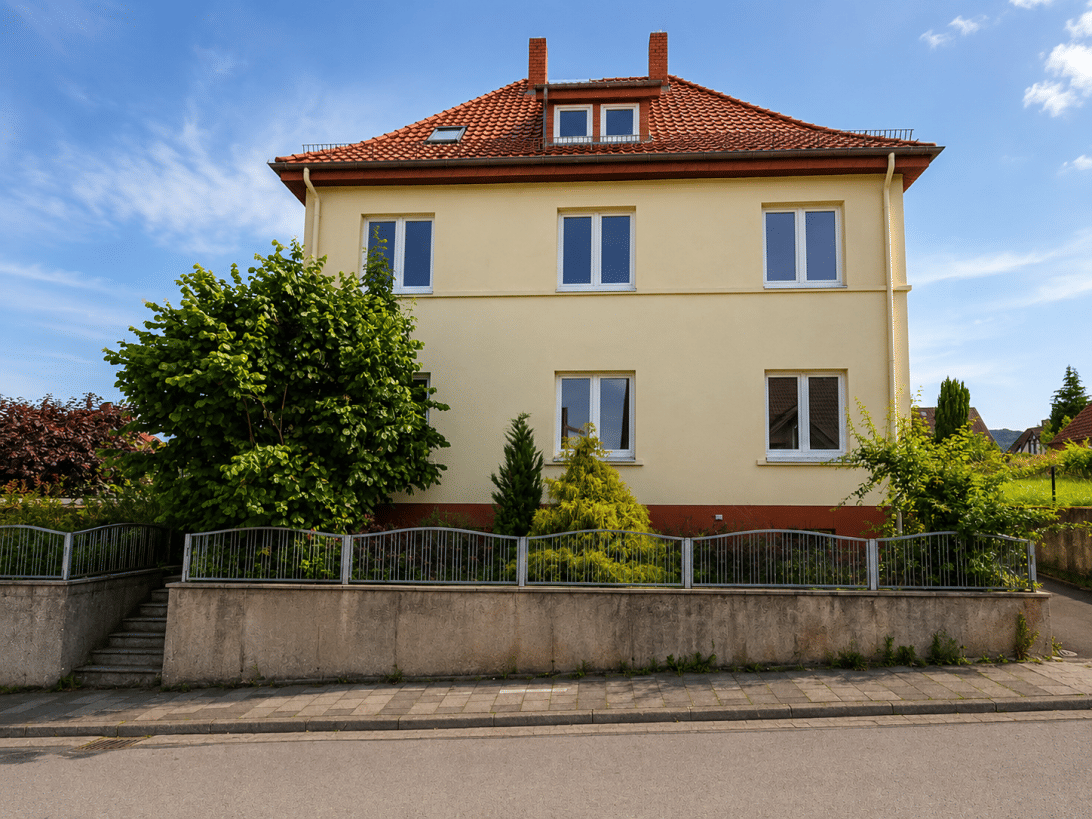 Modernisiertes Mehrfamilienhaus mit 3 Wohneinheiten, 2 Garagen, Garten und Ausbaupotenzial, 31789 Hameln