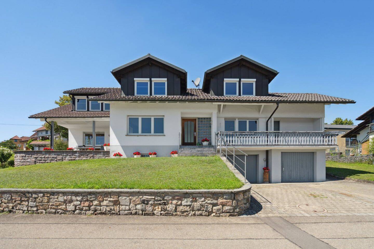 1- oder 2-Familienwohnhaus mit Traumblick – Terrassen, Keller, Doppelgarage u.v.m. in zentraler Lage, 79809 Weilheim