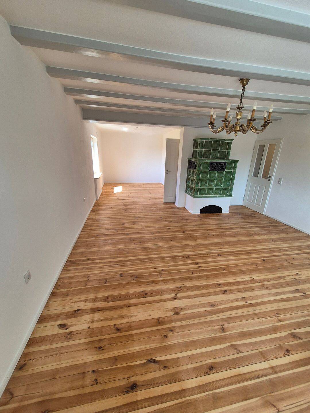 Helle 3-Zimmer-Wohnung mit 30m² Wintergarten, Kachelofen, großem Garten, Garage und Werkstattraum in Schwanstetten, 90596 Schwanstetten