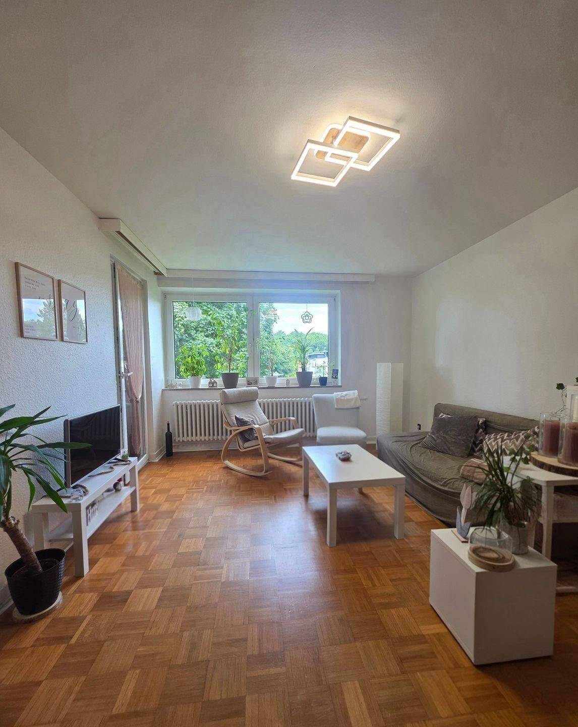 Sehr gepflegte Zwei-Zimmer-Wohnung im 1. OG mit Küche und Duschbad und großer Loggia in Neumünster-Ruthenberg