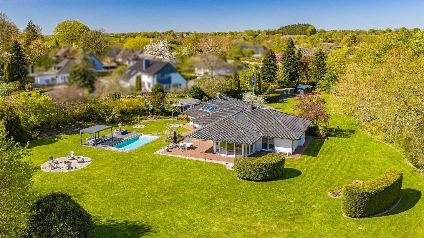 Exklusiver Bungalow bei Glücksburg in Meernähe, parkähnliches Grundstück, Pool und Saunahaus, 24960 Munkbrarup