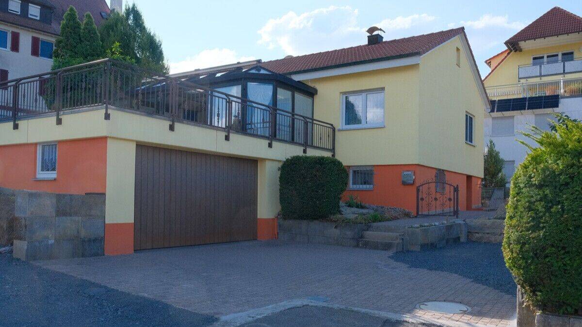 ** Freistehendes Einfamilienhaus mit Wintergarten, großer Terrasse & Doppelgarage in ruhiger Lage **, 74336 Brackenheim