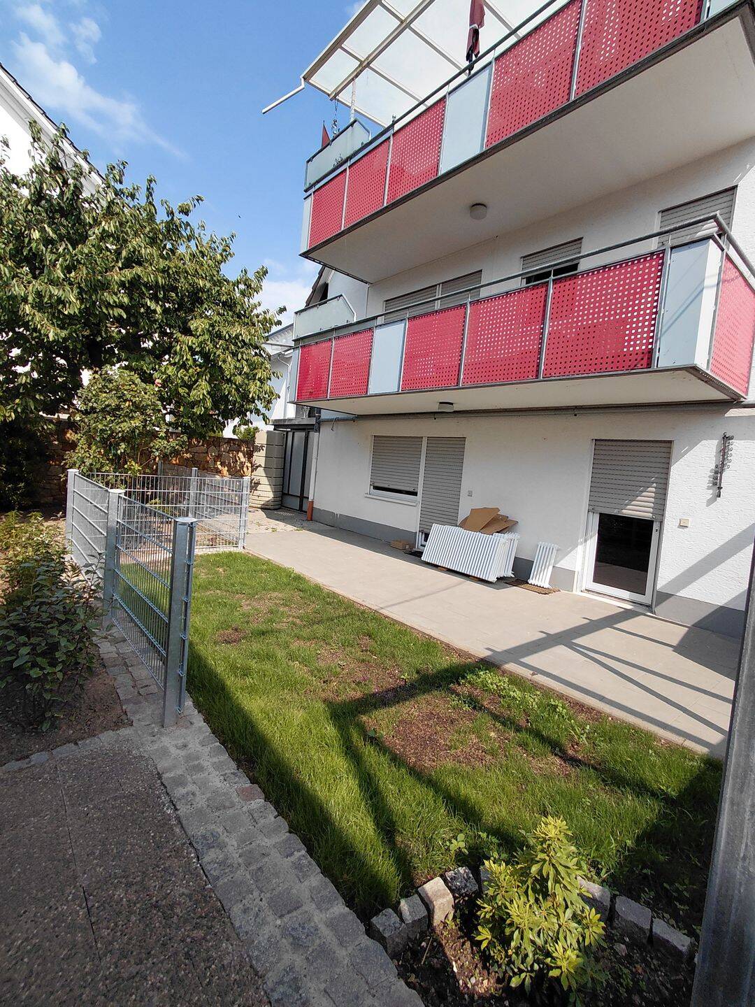 Hartheim-Bremgarten: Neu renovierte 4-Zi. Erdgeschosswohnung mit großer, schöner Erdterrasse und eigener Gartenfläche, Keller und Einzelgarage, 79258 Hartheim am Rhein