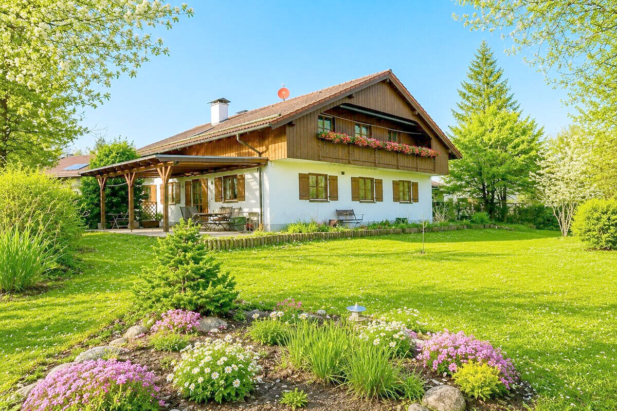 Seltenes Familienhaus mit Büro, Einliegerwohnung und 1.300 m² Gartengrundstück – sofort beziehbar, 82547 Eurasburg
