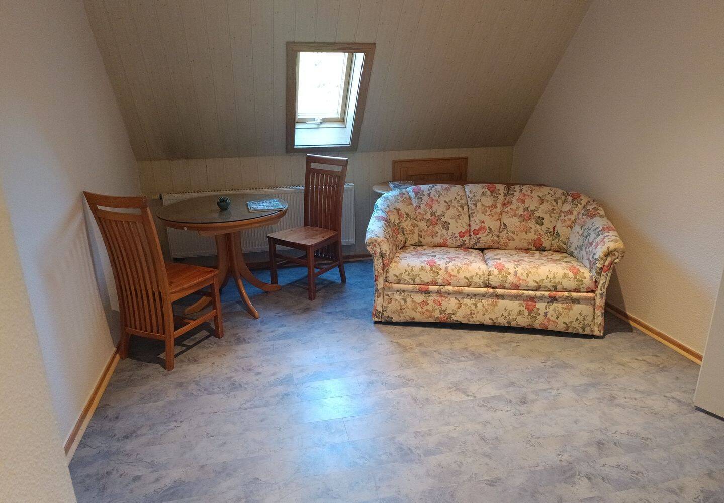 Ruhige 3 Zimmer Wohnung, möbliert, auch WG geeignet oder als Monteur Unterkunft, 98666 Masserberg