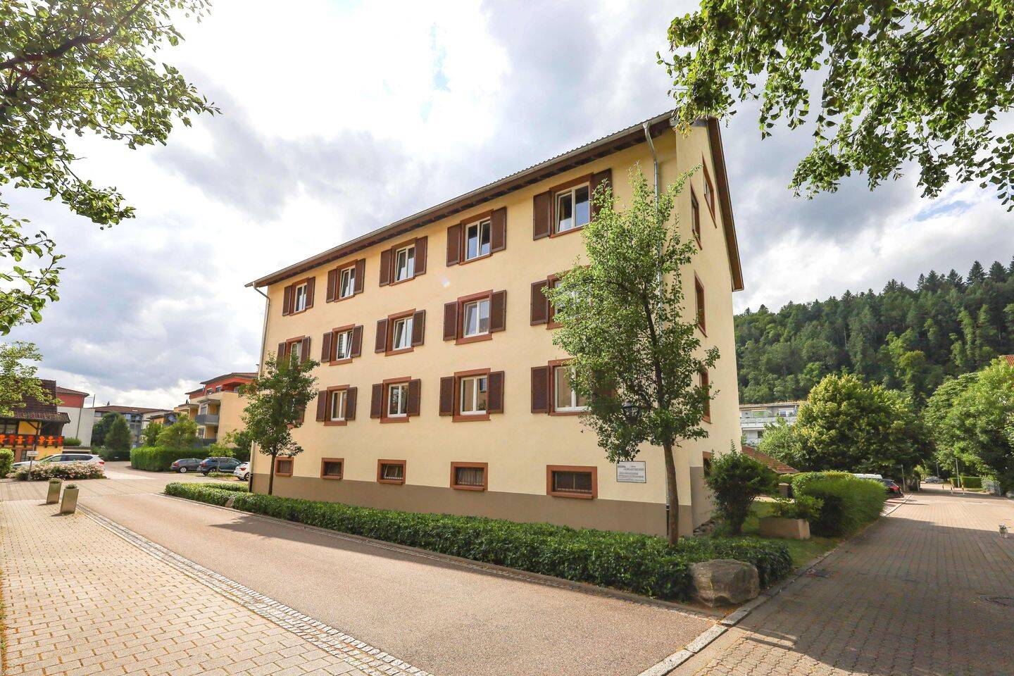 Stilvoll modernisierte 3-Zimmer-Wohnung mit Carport in ruhiger und zentrumsnaher Lage von Schopfheim, 79650 Schopfheim