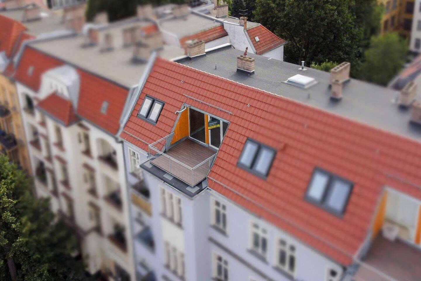 Sofort bezugsfrei: Frisch renovierte Dachgeschosswohnung (ohne Aufzug) im Altbau mit großem Balkon, 13189 Berlin (Pankow)