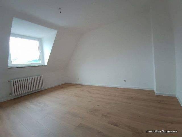 DU-Dellviertel, Fürstenstraße 1 – In 2025 frisch renovierte 2 ZKDB-Wohnung im 3.OG (DG), Bezug ab November !!, 47051 Duisburg (Altstadt Dellviertel Duissern Kaßlerfeld)