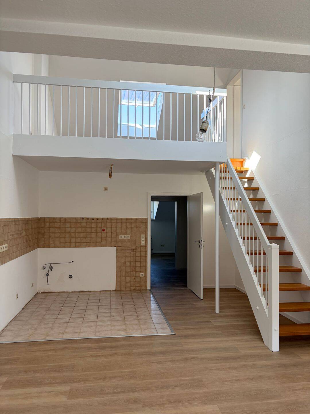 Frisch renovierte 3,5-Zimmer-Maisonettewohnung im Dachgeschoss mit Balkon, 76448 Durmersheim