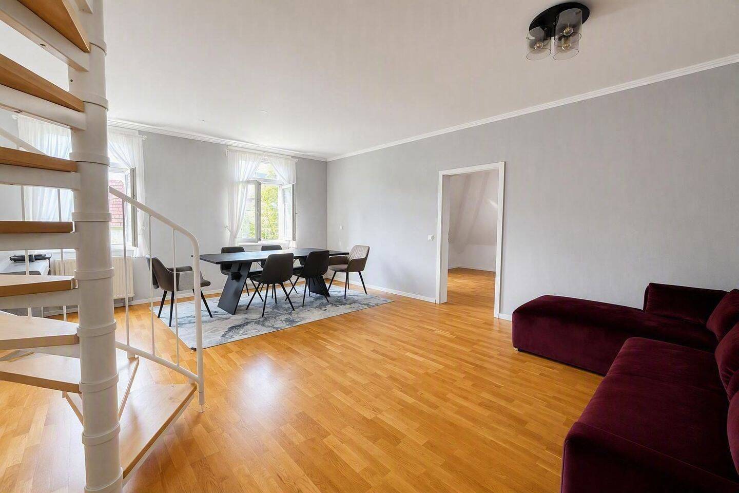 Wohnen mit Altbauflair: 4 Zimmer, Hobbyraum & TG im Herzen der Stadt, 71634 Ludwigsburg