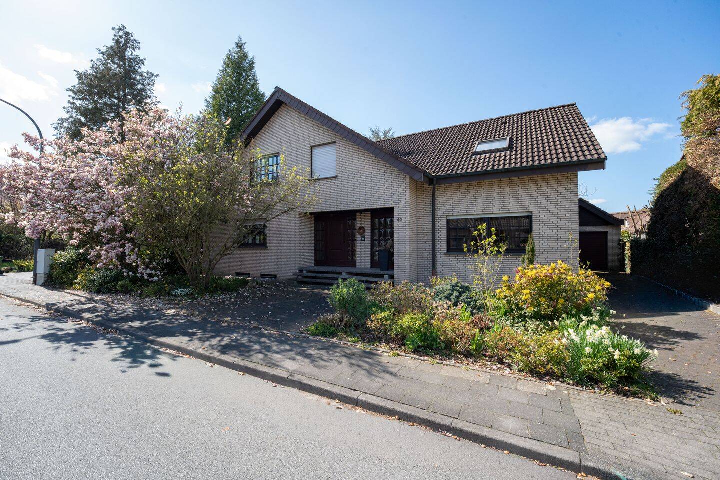 Großzügiges Einfamilienhaus mit Einliegerwohnung und Garten in Salzkotten, 33154 Salzkotten