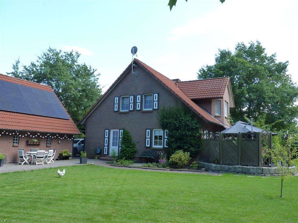 Ostfriesland/ Upgant-Schott: Einfamilienhaus mit großem Grundstück, 26529 Upgant-Schott